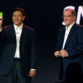Atom搭載スマートフォンを発表するIntel CEOのPaul Otellini氏（右）とLenovo
