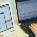 ノートPCのキーボードでiPad 2に入力するイメージ（iPad 2は別売）
