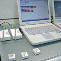 　CEATEC JAPAN 2006（会場：幕張メッセ）の日立産機システムブースに、同社が9月26日に発表したばかりの組み込み用無線通信モジュール「smartMODULE」および「Sensor Station」が展示されている。