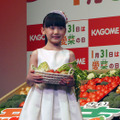 「愛菜（あいさい）の日」イベントに野菜づくしの白いドレスで登場した芦田愛菜ちゃん