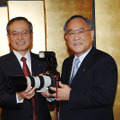 2006年、内田氏の社長就任会見での社長御手洗氏（右）と内田氏