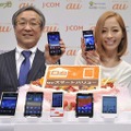 春の新モデルを手にする甘田純一支社長（左）と小森純さん（右）