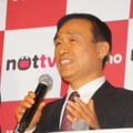 記者団の質問に答える二木社長