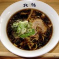 太麺に濃い醤油スープが特長のご当地ラーメン「富山ぶらっくラーメン」（北陸・呉羽PA下り）