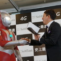 SoftBank 4G開始イベントで芸人が高速芸に挑戦