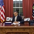 提案の書類にサインするオバマ大統領