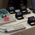 電力センシングのデモ環境。スマートタップからの情報を効率よくクラウドサーバー（右側のPC）に集約させる