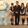 AKB48の3人とフォトセッションに応じた板東社長