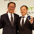 KDDIの田中孝司社長（左）とHTCのPeter Chou（ピーター・チョウ）CEO