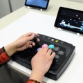 このコントローラは、本来は家庭用ゲーム機向けの製品でケーブルでつなぐタイプだった。