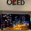 こちらは有機ディスプレイ（OLED）。両横に45度の角度で鏡を置いてその薄さがよく分かるようになっている。