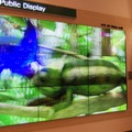 55インチのディスプレイを９枚使用し165インチとした超大型ディスプレイ。しかも3D表示。黒く見えるパネルの継ぎ目の幅はわずか5.5ミリしかない。