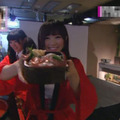 寿司を運ぶアイドル