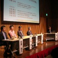 右から司会進行を務めたIRIユビテックの伊藤公祐氏（ユビキタス事業部シニアコンサルタント）、参加パネリストのNTT西日本の小林清澄氏（技術部 技術部門長）、KDDIの吉満雅文氏（技術統轄本部プラットフォーム開発本部本部長）、アッカ・ネットワークスの小松直人氏（WiMAX推進室 シニアエキスパート）、朝日放送の赤藤倫久氏（技術局 開発部 ）