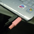 マイク用とヘッドフォン用のプラグ部分をノートパソコンに装着