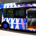 東京スカイツリー下の交通ロータリーに展示されたグラスルーフ仕様ノンステップバス
