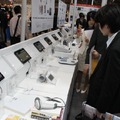 サンプルアプリによってデモを体験できるコーナー。USB端子を持っている機器ならば、そのままUD-1を直結することが可能だ