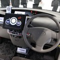 運転席の様子。センターメーターの機能はすべてダッシュボード上のモニタで代用できる（富士通フォーラム2012）