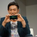 スマートフォンで映画を楽しむ伊勢谷さん