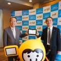 「リンクちゃん」と、Sony Tabletを持つ藤野社長と福永氏