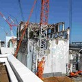 4号機原子炉建屋上部における瓦礫撤去の状況、南西面（3月20日撮影）