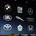 WWDC 2012で発表されたのは、BMWやGM、メルセデスベンツ、ランドローバー、ジャガー、アウディ、トヨタ、クライスラー、ホンダの9社。Microsoftと『Sync』など音声認識サービスを展開しているフォードやフィアット、ヒュンダイは今回のリストにはなかった。そういえば日産、マツダ、三菱、スバルなど日本のブランド、VWのロゴもない。