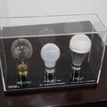 電球の新旧比較モデル：左から炭素電球、白熱電球、LED電球