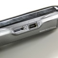 USBコネクタとヘッドセットの接続端子。形状は携帯電話のものと同じ。
