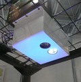 天井に配置された発信側の装置。照明と兼用されており、ほとんど違和感がない