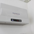 店舗の屋根に設置された実際のパネルのコンディショナー。CISの発電量は確かに他社より多い