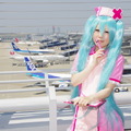 飛行機が背景という最高のロケーションで撮影。しかし35度を超える酷暑に撮影も限界