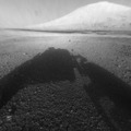 前方はシャープ山、高さ約5400メートル。影はキュリオシティ。
