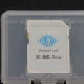 「au Cloud」は、無線LAN機能付メモリカード「FlashAir」(東芝製) と連携し、「guPix」を通じデジタルカメラで撮影した写真もスマートフォン経由で「au Cloud」に預けることが可能