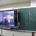 内田洋行のスライド型電子黒板。板書と電子黒板を同じ平面で展開できる