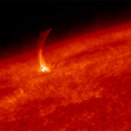 太陽観測衛星「ひので」がとらえた彩層ジェットの例
