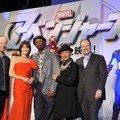 『アベンジャーズ』日本プレミア。向かって左からジョス・ウェドン監督、米倉涼子、サミュエル・L. ジャクソン、竹中直人さん、ケビン・ファイギ（製作）