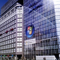 　ビル・ゲイツはWindows Vista発売時にニューヨークのタイムズスクウェアで大々的なイベントを開催したが、日本の「タイムズスクエア」にもWindows Vistaの巨大広告が出現している。