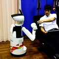 拾ったものを渡す生活支援ロボット