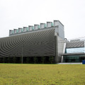 白河データセンター外観（右側は管理棟）