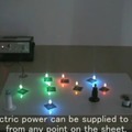 無線により給電されているため、灯りを自由に動かすことができる（東京大学情報理工学系研究科・篠田裕之教授のページより）