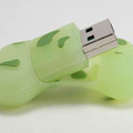 　ソリッドアライアンスは21日、骨のようなシリコンラバーケースにUSBメモリを内蔵した「Doggy Driver USB メモリー」を発売。