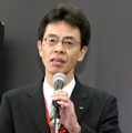 　1日、有楽町ビックカメラ本館にて、イー・モバイルが3月31日のサービス開始に先立ち「先行申込イベント」を開催。13年ぶりに新規参入した携帯電話会社、イー・モバイル代表取締役社長の種野晴夫氏があいさつをした。