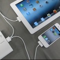iPhoneとiPadを2台同時に充電するイメージ（iPhone/iPadは別売）