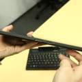 ThinkPad Tablet2を横からみたところ。薄さは9.8mm、重量は現時点で業界最軽量の570g