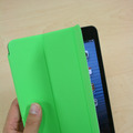 純正の「Smart Cover」は全6色用意。マグネットで本体背面に吸着する
