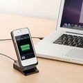 ワイヤレスでiPhone 4S/4を充電・同期するイメージ（iPhoneは別売）