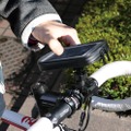 自転車に搭載したスマートフォンのタッチ操作が可能なイメージ（スマートフォンは別売）