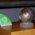 ITS世界会議のオフィシャルオブジェである地球と東京大会のロゴ