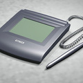 　ワコムは15日、ドイツで開催される「CeBIT 2007」に「サイン認証専用液晶ペンタブレット」のプロトタイプを出展することを発表した。また、4月から国内と欧米アジアに向けてサンプル出荷も行う。