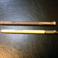 付属のSペンの比較。Note IIのSペンは約8mm長くなり、形状も握りやすさを考え平べったいものとなった（上）。